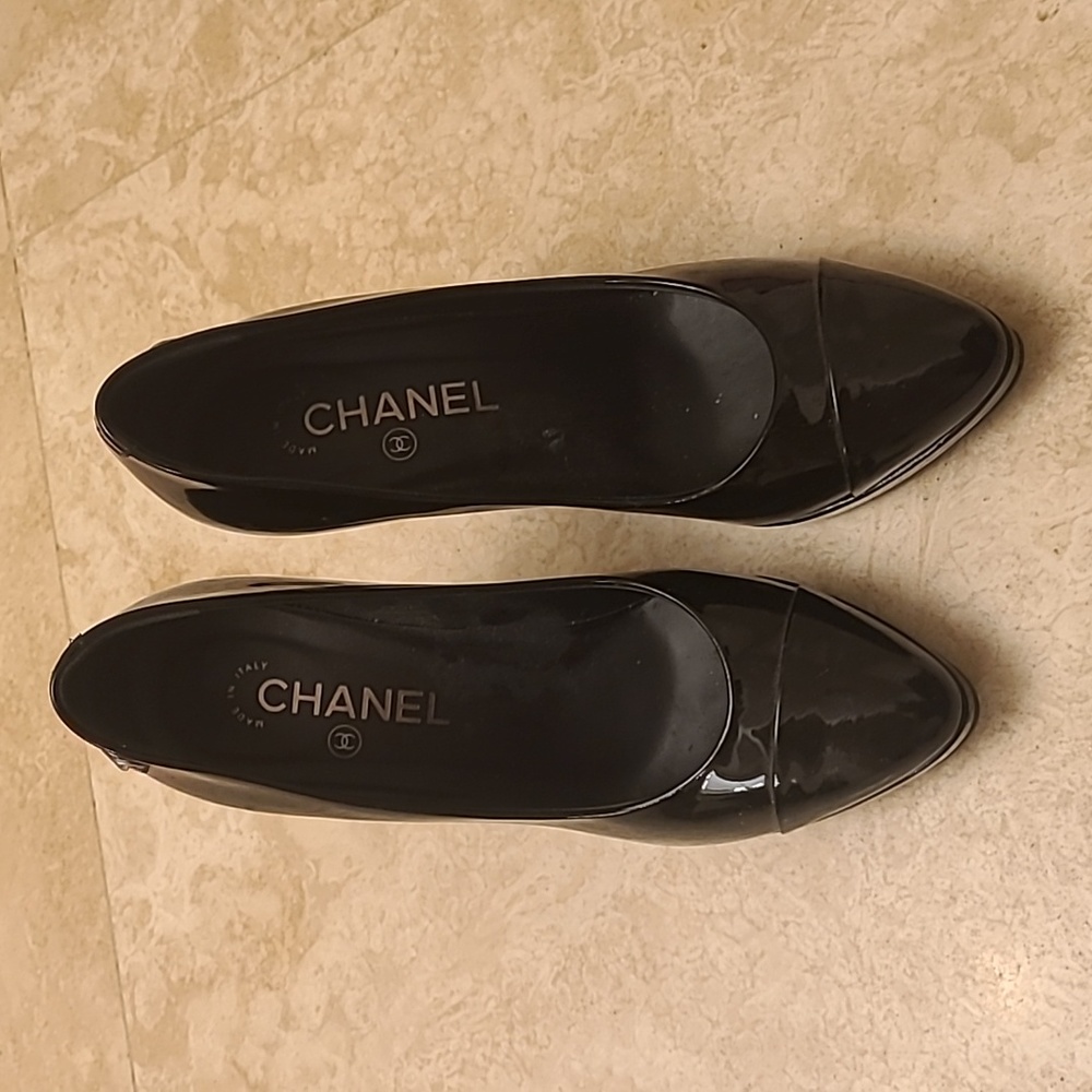 Chanel Black patent and leather pumps size 38